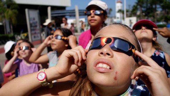 El eclipse solar de abril será visible en el firmamento de Estados Unidos. Es crucial tener en cuenta las precauciones para evitar posibles daños en los ojos (Foto: EFE)