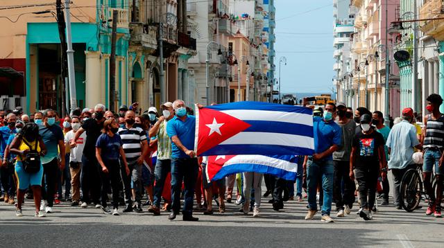 Un grupo de personas responden a manifestantes frente al capitolio de Cuba hoy, en La Habana (Cuba). (Foto: EFE)