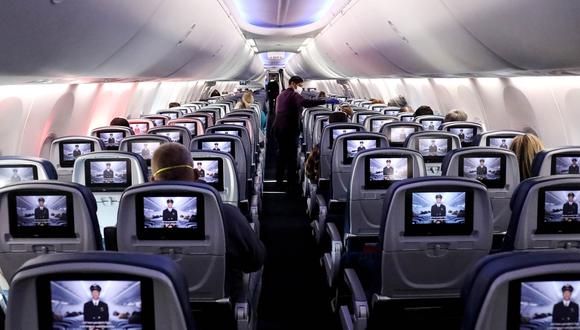 La Asociación Internacional de Transporte Aéreo solo conoce un caso en el que una persona transmitió el virus a más de una persona a bordo. (Getty Images)
