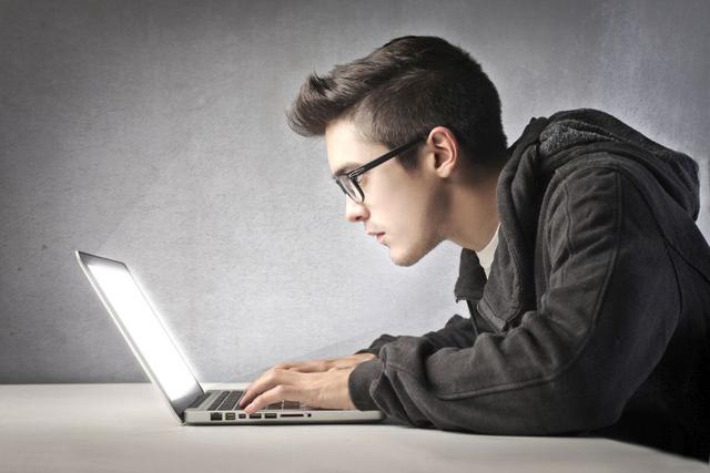 Usa protectores de pantalla y lentes antirreflejos. Si utilizas gafas permanente, que estas sean antirreflejos, sobre todo si sufres astigmatismo, así te asegurarás de que los brillos de la pantalla y el movimiento de lo que haya en ésta no agrave tus pro