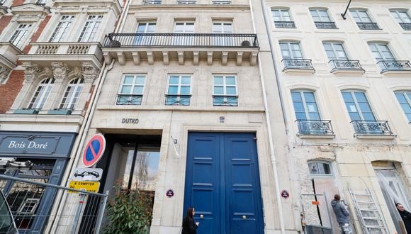 Una fotografía tomada en París el 7 de marzo de 2024 muestra la fachada con una puerta de entrada azul del edificio que alberga el futurista apartamento de tres habitaciones de 260 m2 con un vestidor de 50 m2 que perteneció al diseñador de moda alemán Karl Lagerfeld (Photo by ALAIN JOCARD / AFP)