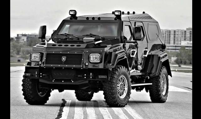 Fotos 12 | 9. Knight XV Evade. La Knight XV Evade fue construida sobre un chasis Ford F350 Super Duty. Tiene una cabina con un diseño ergonómico y más de 400 pies cúbicos de lujosos espacios, con asientos estilo limusina 2 2, de exclusiva comodidad para e
