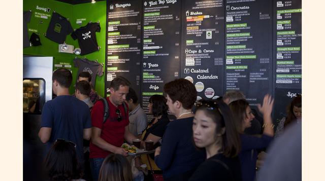 Este restaurante surgido de un pequeño puesto de perritos calientes instalado cerca del Madison Square Park de Nueva York, ha anunciado que comenzará a cotizar en la New York Stock Exchange. (Foto: Bloomberg)