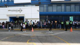 Crisis en Migraciones continúa: se registran largas colas en la sede de Breña para obtener pasaporte 