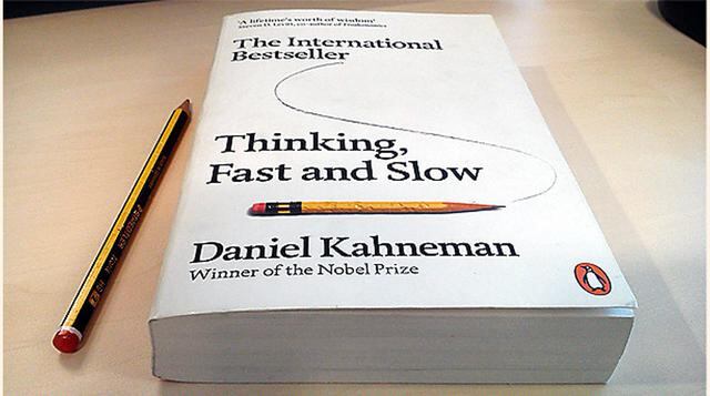 Pensar rápido, pensar despacio (Thinking, Fast and Slow), Daniel Kahneman.  “Pese a que Kahneman ganó el Nobel, es sorprendente la facilidad con la que se lee este libro. Un libro acerca de cómo de verdad pensamos los humanos (…) Kahneman también demuestr