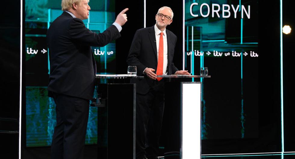 Una foto tomada y publicada por ITV en noviembre pasado muestra al primer ministro británico, Boris Johnson (L) y al líder del Partido Laborista británico Jeremy Corbyn (R) mientras debaten sobre el set de "Johnson v Corbyn: The ITV Debate" en Salford, noroeste de Inglaterra. (AFP)