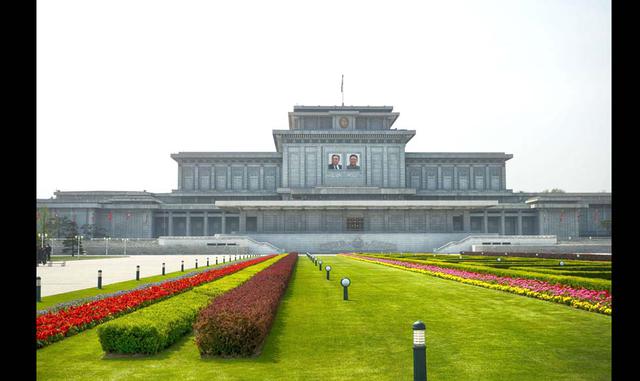 FOTO 24 | PALACIO DEL SOL DE KUMSUSAN – COREA DEL NORTE. Este mausoleo en especial, que se sitúa en Pyongyang, es donde se encuentran las tumbas de los grandes líderes del país, Kim Il-Sung e Kim Jong-Li. Ni se te ocurra sacar la cámara. (Foto: msn.com)