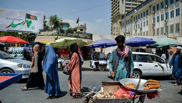 Las mujeres se quedan en casa, pero la mayoría, cuando salen, visten aún el hiyab, un velo que deja al descubierto la cara. "La gente sale y regresa a casa lo más rápido posible", dice esta joven de 20 años. (Foto: Hoshang Hashimi/ AFP)