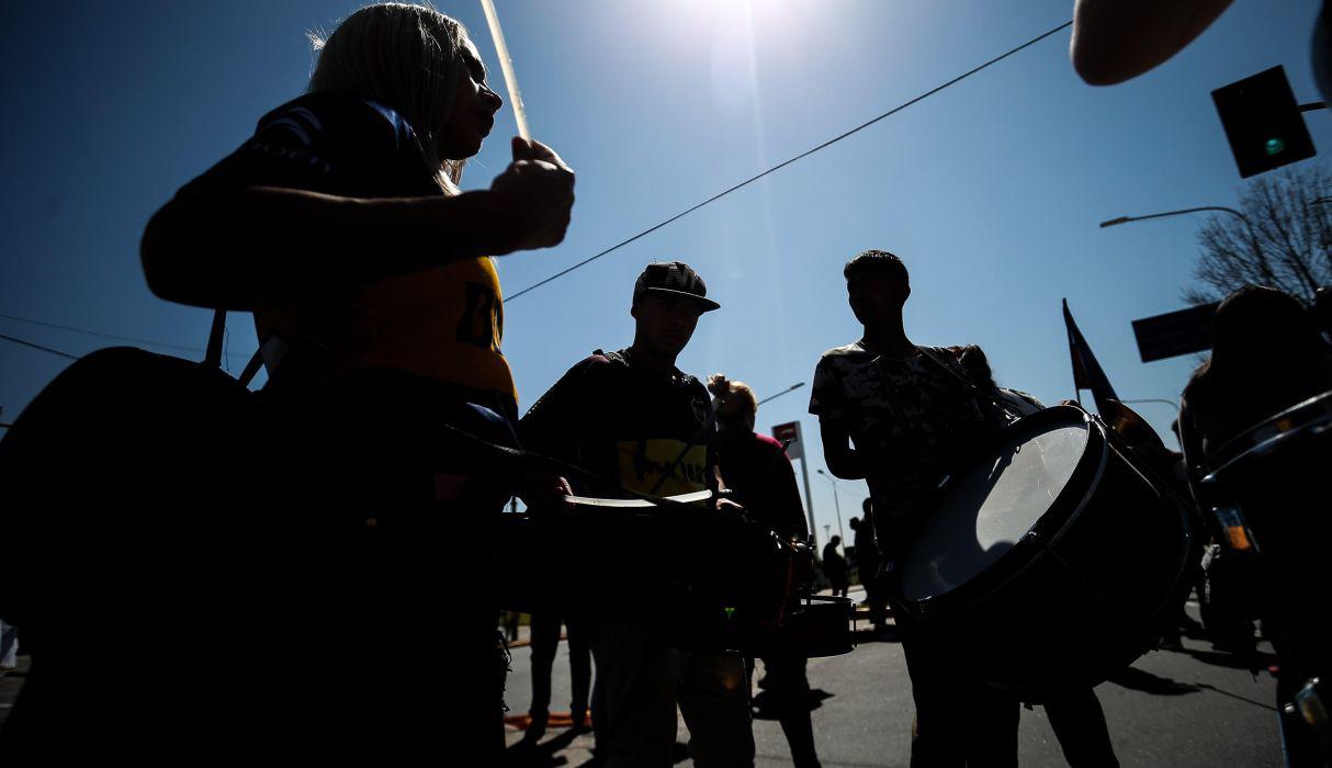 Los pobres son más pobres, pero también han caído algunos sectores de la clase media, la más vulnerable, según el director del Observatorio de la Deuda Social de la UCA, Agustín Salvia. (Foto: EFE)