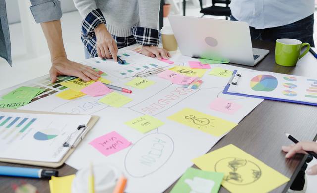 FOTO 5 | 5. Mejoría
Por último, pero no menos importante, la mejora también debe ser una de tus principales prioridades. Los negocios, los clientes y las economías nunca permanecen iguales por mucho tiempo, por lo que necesitarás trabajar mucho para adaptar tu empresa gradualmente a las nuevas condiciones. A medida que adquieras más experiencia como empresario, aprenderás a hacer mejoras significativas y constantes en tus productos, servicios, infraestructura, procesos, posicionamiento de marca y estrategia de mercadotecnia. Sólo quienes saben adaptarse sobreviven a un paisaje en constante evolución. (Foto: Freepik)