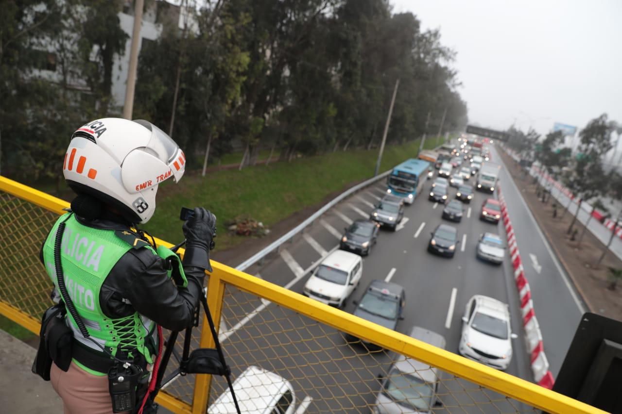PNP destinó un total de 250 agentes de tránsito para verificar el cumplimiento de ‘pico y placa’, además 80 cámaras con trípode serán usadas para las fotopapeletas. (Foto: GEC)