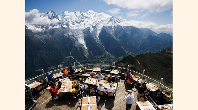 Le Panoramic (Chamonix, Francia) ideal tanto para esquiadores como no esquiadores, desde este restaurante ubicado en la cima de la montaña Le Brévent se puede ver el pueblo de Chamonix y la montaña Mont-Blanc. (Foto: blog.goplaceit)
