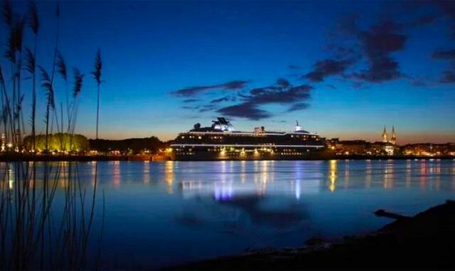 En total son 196 metros (644 pies) de eslora de magnitud y majestuosidad, con pista de tenis, spa, fitness center, una colección de 12,000 botellas de vino y muchos otros servicios y comodidades a bordo. (Foto: Mega ricos)