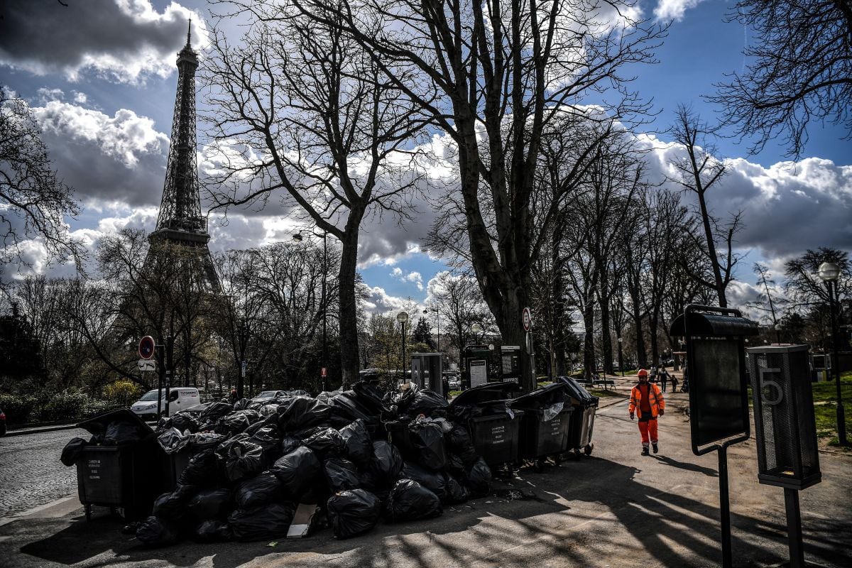 Paris accumulates 10,000 tons of garbage in its streets for protest