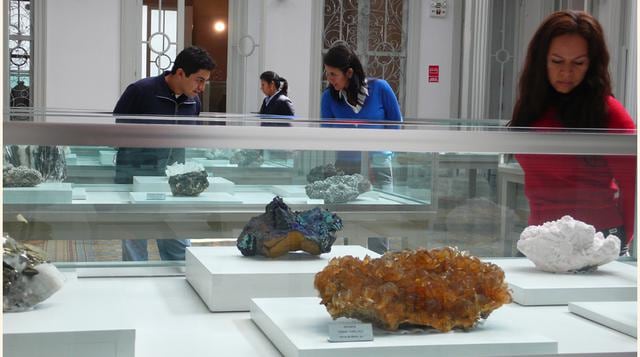 Una parada aconsejable son el Museo Andrés del Castillo, que expone cerámica Chancay en un bonito edificio colonial, para después peregrinar hasta El Bolivarcito, famoso bar del Gran Hotel Bolívar, donde se sirve uno de los primeros pisco ‘sours’ elaborad
