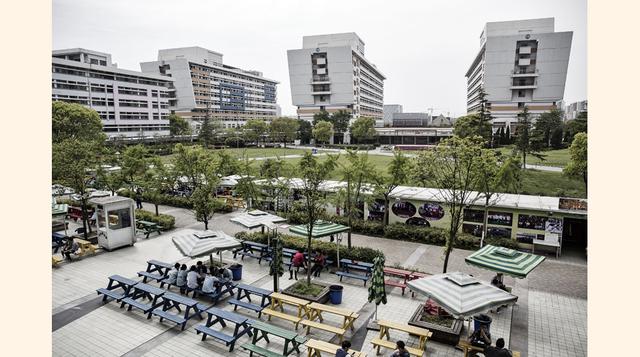 La fábrica, situada en la esquina de las calles Xiu Yan y Shen Jiang, es una de las más secretas en la médula de la producción de iPhones y cubre un área igual a casi 90 campos de fútbol americano. En el centro hay una plaza con estaciones de bomberos y d