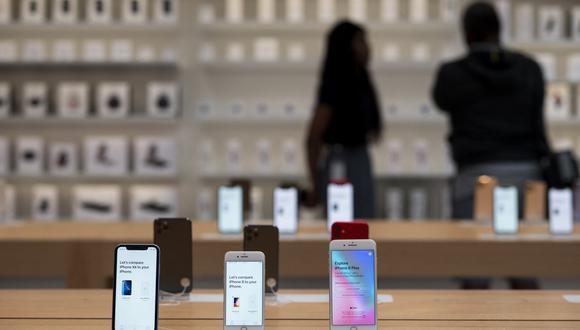 Modelos de iPhone se muestra dentro de la Apple Store. (Photo by Johannes EISELE / AFP)