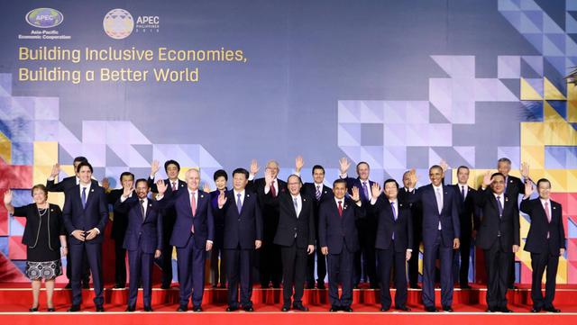 El año pasado el Foro APEC se desarrolló en Filipinas, pero en la reunión central no llevaron trajes típicos del país. Cada presidente vestía terno y sastre.