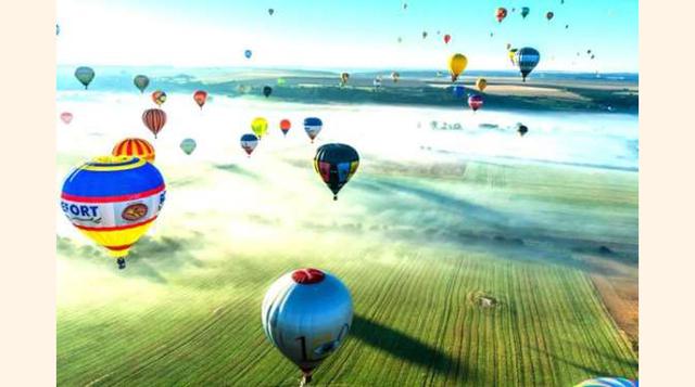 Festival Internacional De Globos Aerostáticos, Lorraine, Francia. Los globos del festival de Lorraine vuelan por encima de los campos verdes de Francia. (Foto: msn)