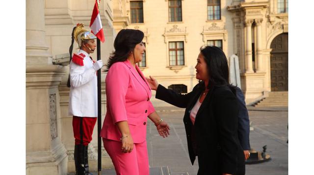 Keiko Fujimori saluda a la presidenta del Consejo de Ministros, Ana Jara, al llegar a Palacio de Gobierno.