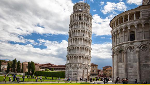 FOTO 12 | Torre de Pisa (Italia) , en la región italiana de la Toscana, comenzó a inclinarse desde el comienzo de su construcción, en 1173, debido a unos cimientos demasiado débiles. El fallo estructural que le ha dado fama mundial estuvo a punto de tumbarla. Tras más de 10 años de trabajos para estabilizarla, reabrió al público en 2001.