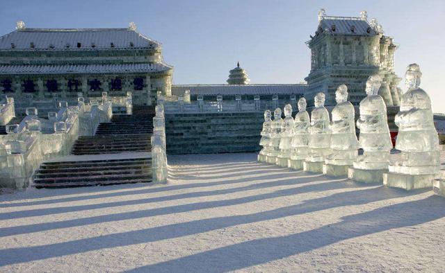 FOTO 1 | Las bajas temperaturas de la ciudad de Harbin en China, permiten que las esculturas de hielo se mantengan en pie.