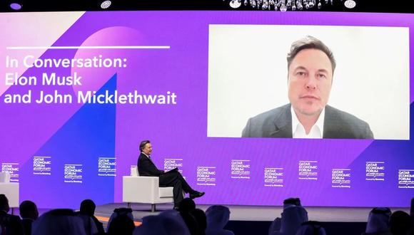 Elon Musk, director ejecutivo de Tesla Inc., a la derecha, aparece a través de un enlace de video junto a John Micklethwait, editor en jefe de Bloomberg News, durante el Foro Económico de Qatar (QEF) en Doha, Qatar, el martes 21 de junio de 2022. (Foto: Bloomberg)