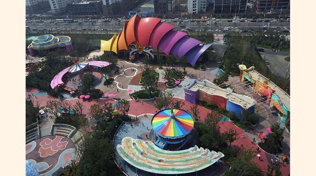 Un parque temático rival de Disney, el empresario chino Wang Jianlin, que posee un patrimonio neto de $31,2 billones (28,9 billones de euros), es dueño de no solo uno, sino de 13 parques temáticos. El siguiente será construido por unos $9 billones (8,3 bi