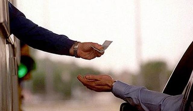 FOTO 6 | Para facilitar los pagos durante la temporada de verano, cerca al punto de recaudación de Punta Negra, Rutas de Lima ha previsto contar con impulsadores debidamente identificados, quienes realizarán el cobro del peaje en la vía, reduciendo así el tiempo empleado en el mismo.