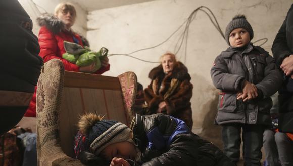 Un niño descansa mientras, afuera del refugio ubicado en Mariúpol, Ucrania, los rusos invaden el país. (Foto: AP).