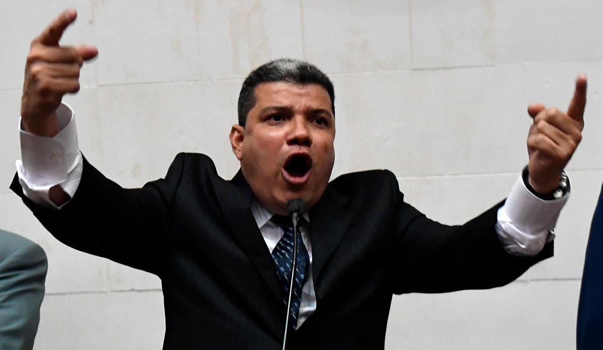 El legislador venezolano Luis Parra habla durante una conferencia de prensa en Caracas, Venezuela. (Foto: AFP)