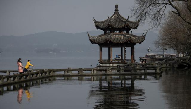 Las orillas del lago del Oeste, una de las principales atracciones turísticas de la ciudad, estaban desiertas. (AFP).