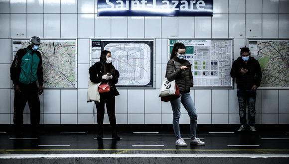 Viajeros con mascarillas esperan un tren en el andén de Saint-Lazare de la estación de metro de la línea 13 en París. (Foto: Philippe LOPEZ / AFP)