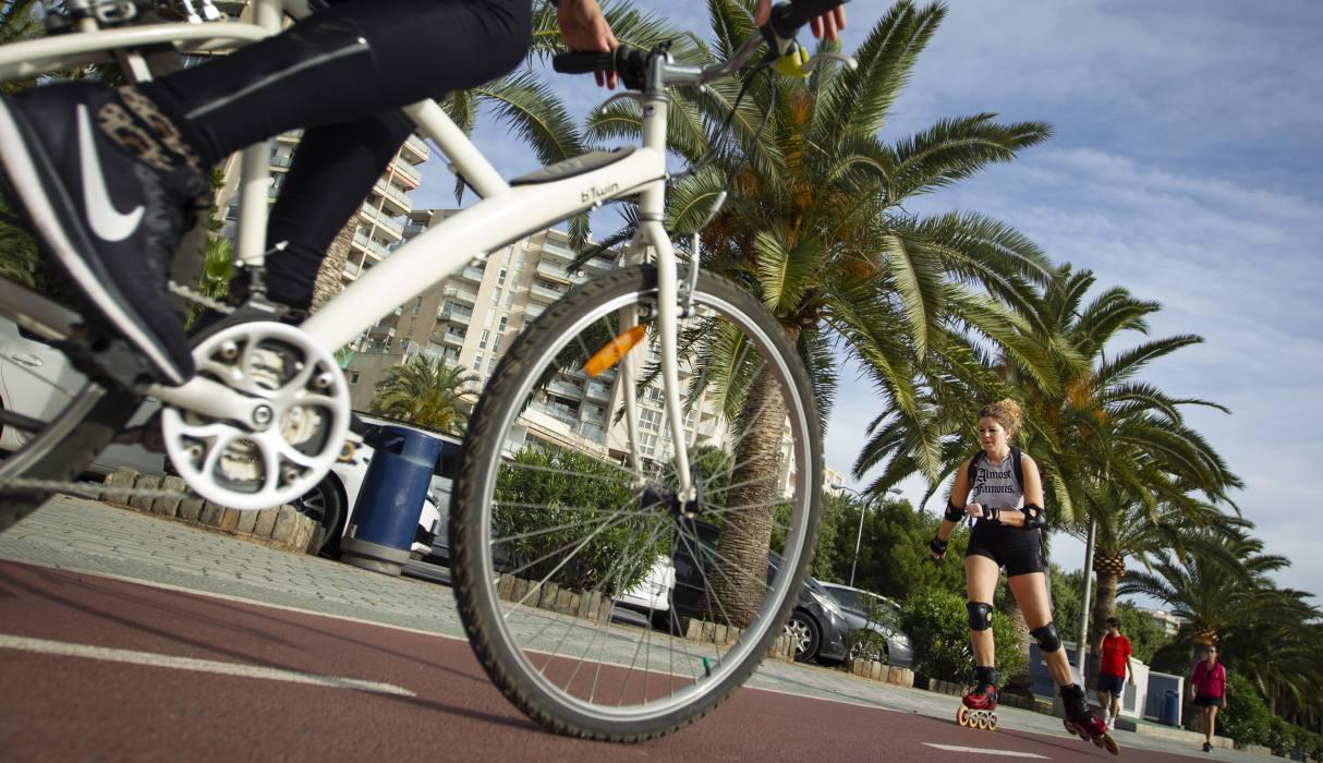 Todos los españoles pueden salir de nuevo de sus casas desde este sábado para pasear o hacer deporte, tras 48 días de un estricto confinamiento para frenar la pandemia del nuevo coronavirus. (JAIME REINA / AFP).