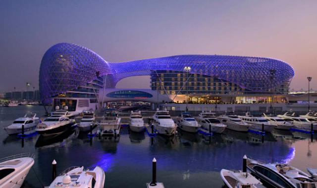 Yas Marina Abu Dhabi, Emiratos Árabes Unidos. Siempre que pienses en opulencia, inevitablemente tu mente se irá a alguna de las ciudades glamorosas del Golfo de Arabia, así que no es de extrañar que uno de los sitios más exclusivos para atracar yates sea 