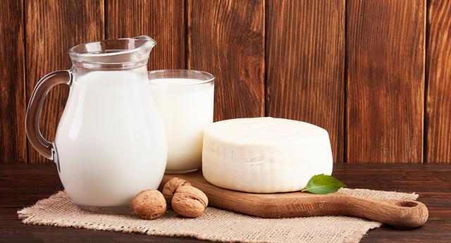 FOTO 5 | Lácteos: Otro grupo de alimentos con triptófano son los lácteos, que ayuda en el funcionamiento de la melatonina, la hormona que participa en la conciliación del sueño. De ahí que beber un vaso de leche antes de ir a dormir tenga su explicación científica, aunque es una práctica que no todas las personas pueden llevar a cabo, ya sea por convicciones o porque les resulte indigesta. (Foto: Freepik)