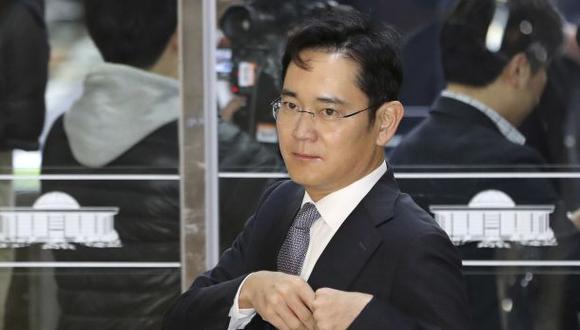 Lee Jae-yong y sus subordinados llevaron a cabo una “maniobra sistemática para tomar el control del grupo Samsung Group al menor coste”, afirma la fiscalía. (AP)