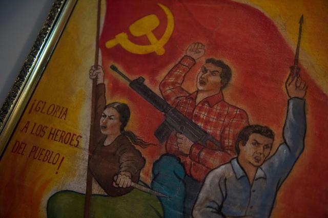 Guzmán, preso a perpetuidad desde 1992, fundó su partido en 1969 bajo el nombre de Partido Comunista del Perú (SL) e inició en mayo de 1980 una &quot;guerra popular&quot; replicando en los Andes las tesis del líder chino Mao Tse Tung, proponiendo replante