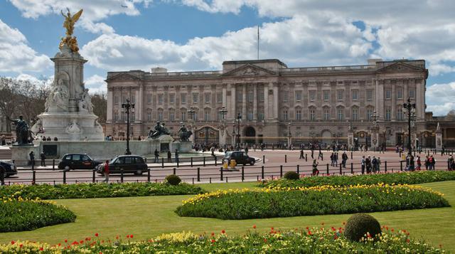 Londres es uno de los sitios obligados en la agenda de todo viajero global. Se recomienda visitar el palacio de Buckingham.