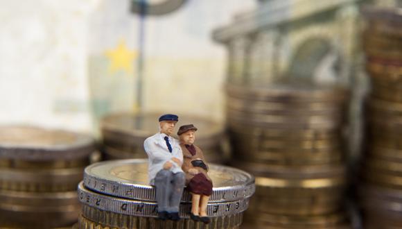 Según la Consar, las mujeres tienen menos fondos en sus cuentas de retiro debido a menores salarios que los hombres. (Foto: Stock)