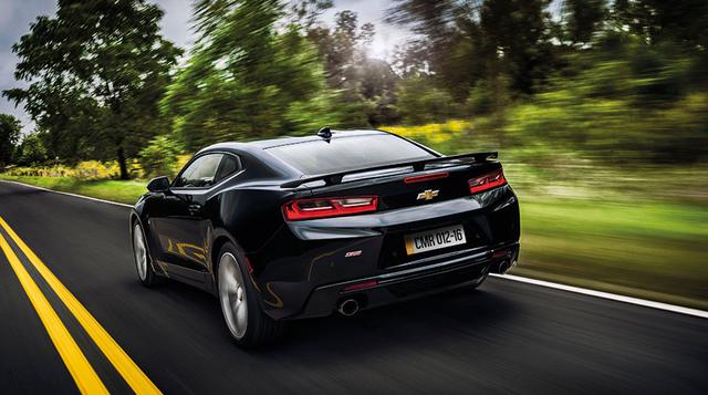 El nombre “Camaro” evoca la ‘camaradería’ entre auto y persona que busca reflejar la marca. En 1966, cuando le preguntaron a Chevrolet qué es un Camaro, respondieron: “Es un pequeño y vicioso animal que come Mustangs”, en clara alusión al auto de la compe