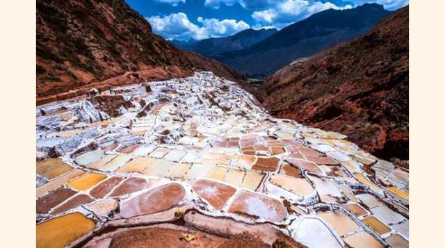 EXPLORA LAS SALINERAS DE MARAS. Uno de los enclaves más impresionantes y visuales de Perú son las Salineras de Maras pero también son uno de los menos visitados por los turistas. Se encuentran a aproximativamente 50 kilómetros de la ciudad de Cusco y a 3 