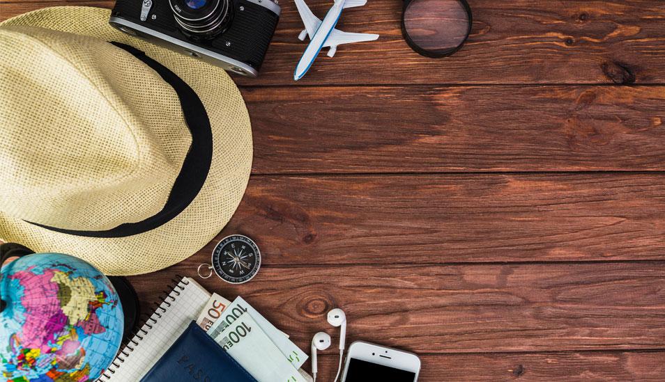 FOTO 1 | EL SILLÓN: Es una opción que funciona con la gente que viaja sola o en pareja. Dado que va a vivir en la casa de otro, es previsible que tenga que entrar y salir a horas razonables y mantener su espacio limpio. Alexandeer Salas, dueño del canal de YouTube Alex Travelbum, dice que renunciar a ciertas libertades bien vale la pena. Cuenta que la aplicación Couchsurfing le permitió alojarse gratis en 15 países. Su viaje a Nápoles fue memorable, asegura. (Foto: Freepik)