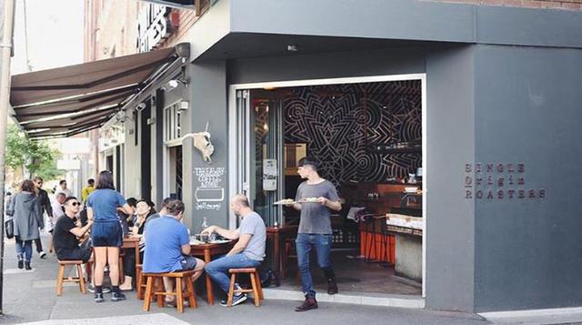 Single Origin Roasters, Sidney, Nueva Gales del Sur, Australia. Hay una amplia variedad de métodos de café para elegir en este popular lugar, desde Cold-brew hasta Aeropress. La cafetería ofrece cuatro cafés de origen único al mes, y se pueden llevar bols