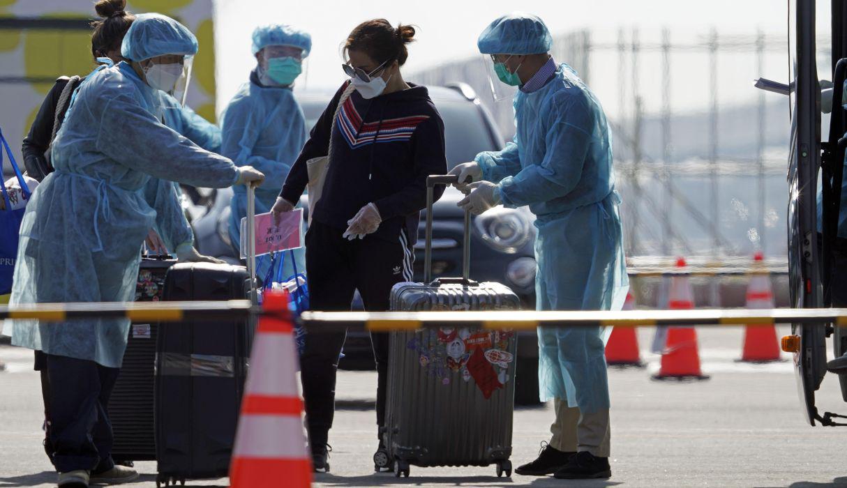 Si en la embarcación hay infectados con Covid-19 el personal médico de Sanidad Marítima lo atenderá y determinará su traslado a un centro de salud. (EFE).