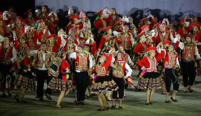 Decenas de personas participaron en las diferentes danzas típicas del Perú. (Jesús Saucedo/GEC)