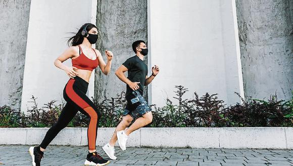 Nueva normalidad. Correr con mascarilla no es algo cómodo, pero los runners se están habituando. (Foto: Getty)