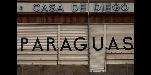 FOTO 8 | En esta imagen, tomada el 19 de abril de 2020, detalle de la entrada a una tienda de paraguas cerrada durante el brote de coronavirus, en Madrid, España. La Confederación Española de Comercio, que representa a miles de pequeños negocios, dijo que hasta el 30% de sus negocios echarán el cierre definitivo a menos que reciban ayudas gubernamentales. (AP Foto/Bernat Armangue)