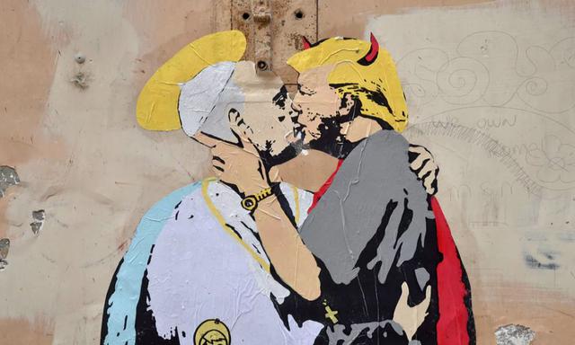 Roma, Italia. En el mural se observa al Papa Francisco besarse con Donald Trump. La  pintura fue hecha poco antes que el presidente de norteamericano visite el centro de Roma. (Foto: AFP)