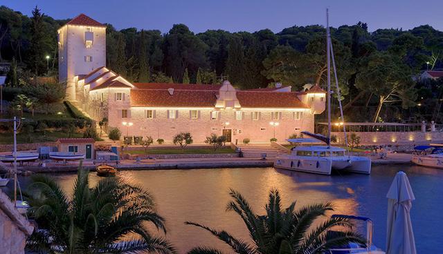 FOTO 1 | Un castillo del siglo XVIII estilo barroco ha sido convertido en un hotel de lujo. Se trata de Martinis Marchi, que se encuentra en la isla croata de Šolta y es tan exclusivo que solo tiene seis suites para que los huéspedes sientan una comodidad suprema.